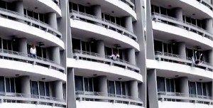 selfie-precipita_balcone_video_14154955