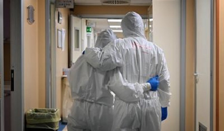 coronavirus abbraccio