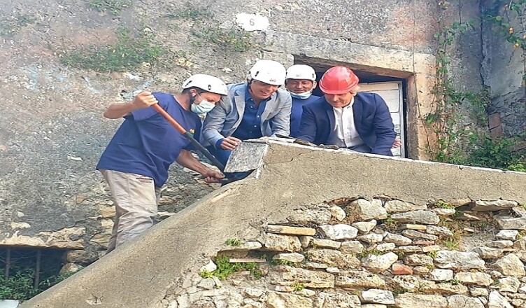 Demolizione teatro romano Ferentino
