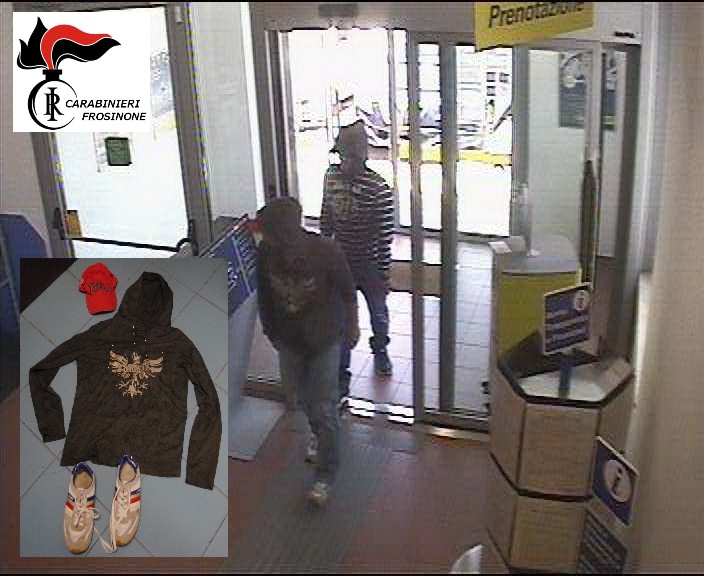 foto felpa scarpe e berretto rapina