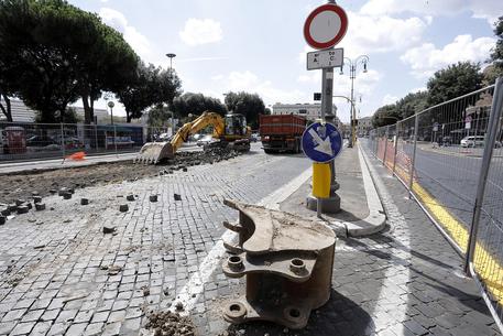 Un momento dei lavori in Viale Enrico De Nicola nel cantiere per il Giubileo (sistemazione manto stradale), Roma 7 Settembre 2015, ANSA/GIUSEPPE LAMI