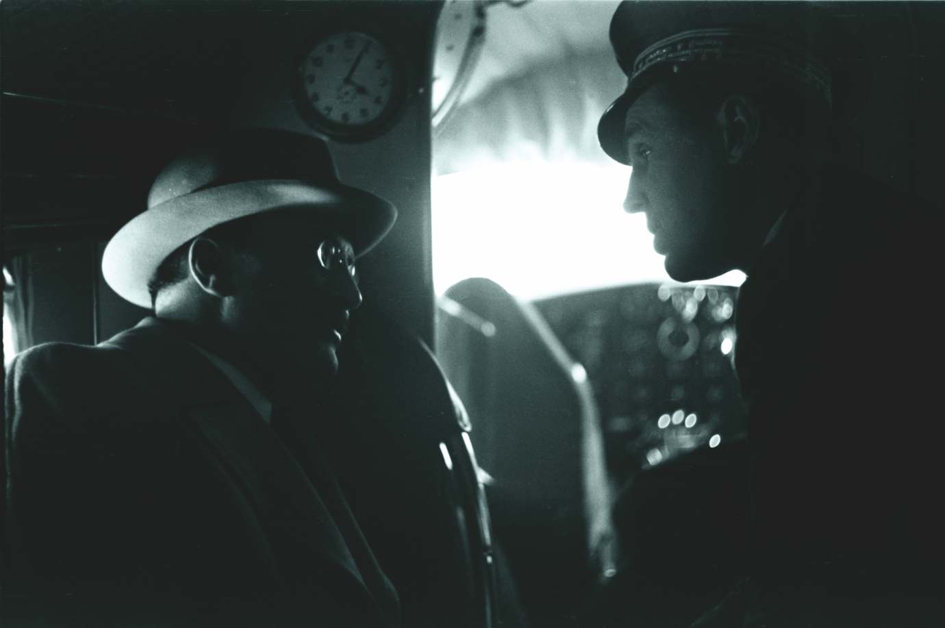 Colloquio informale a bordo di un S.73 tra l Ing. Marchetti e il Duca Amedeo di Savoia durante una sua visita agli stabilimenti della SIAI Marchetti.