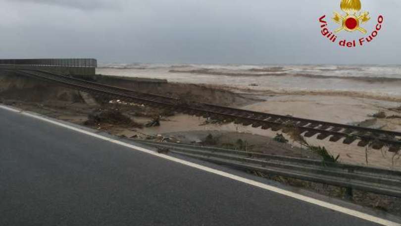 L'esondazione del torrente Ferruzzano ha spazzato via la linea ferroviaria e parte della statale 106