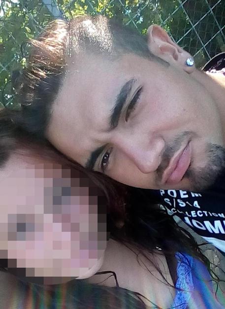 Il diciottenne Antonio Tagliata con la ragazza, in una foto presa dal suo profilo Facebook. Sarebbe stato lui a sparare uccidendo Roberta Pierini, e ferendo gravemente il marito Fabio Giacconi, per poi fuggire in motorino insieme alla figlia sedicenne della coppia, ad Ancona, il 7 novembre 2015.
PROFILO FACEBOOK DI ANTONIO TAGLIATA
+++ATTENZIONE LA FOTO NON PUO? ESSERE PUBBLICATA O RIPRODOTTA SENZA L?AUTORIZZAZIONE DELLA FONTE DI ORIGINE CUI SI RINVIA+++