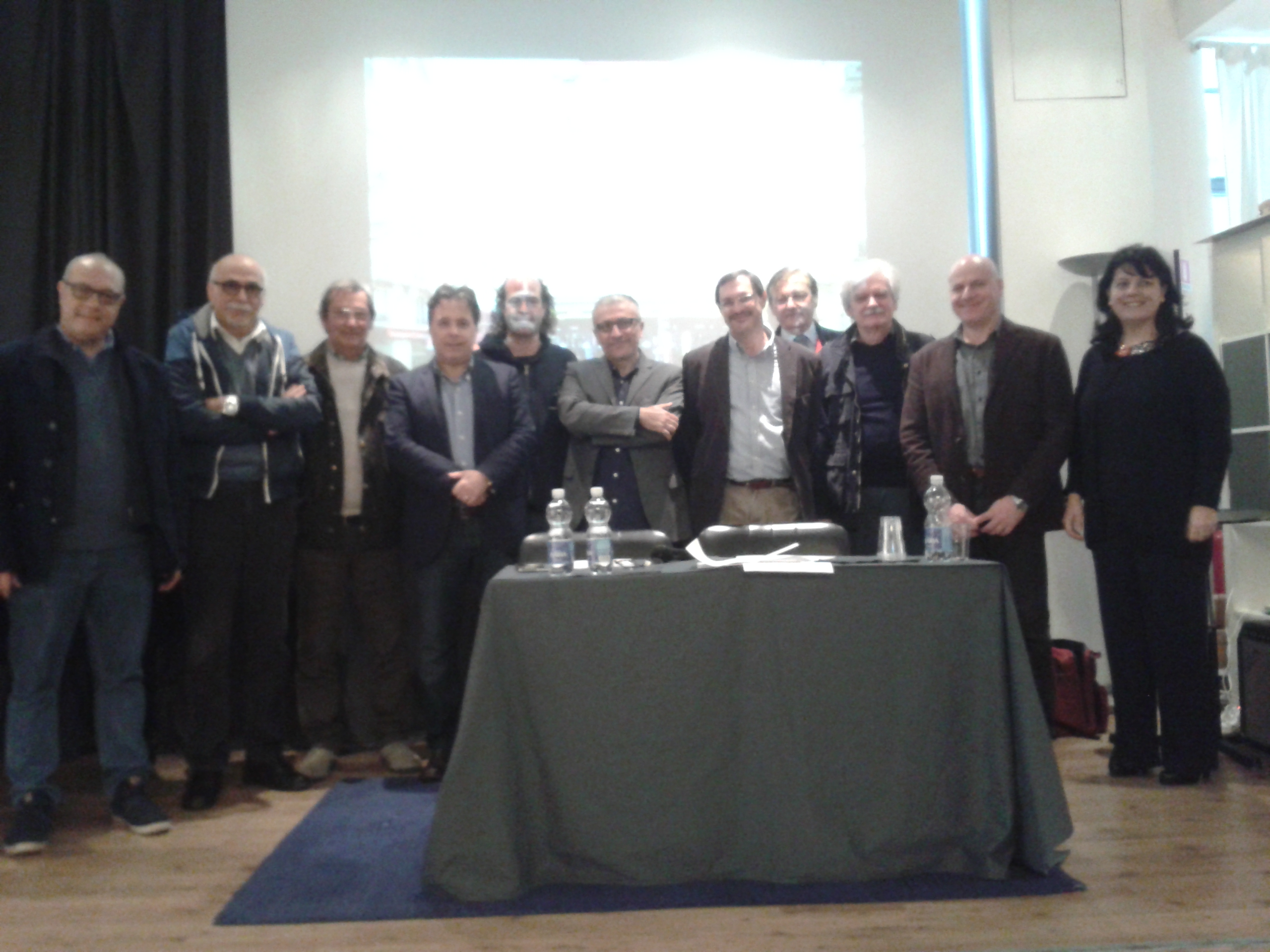 foto di gruppo dopo la conferenza stampa alla Saletta