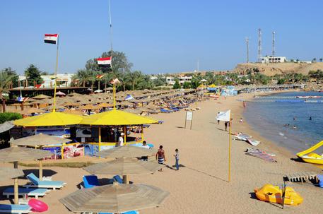 epa05019250 A general view for a beach in Sharm el-Sheikh, Egypt, 10 November 2015. About 25,000 Russian tourists returned home from Egypt over the weekend, amid fears that a terrorist bomb could have brought down an airliner last week. President Vladimir Putin ordered a suspension of passenger flights from Russia to Egypt after an airliner apparently exploded on October 31 while flying over Egypt's Sinai Peninsula, killing all 224 people aboard.  EPA/NAMIR GALAL/ALMASRY ALYOUM EGYPT OUT