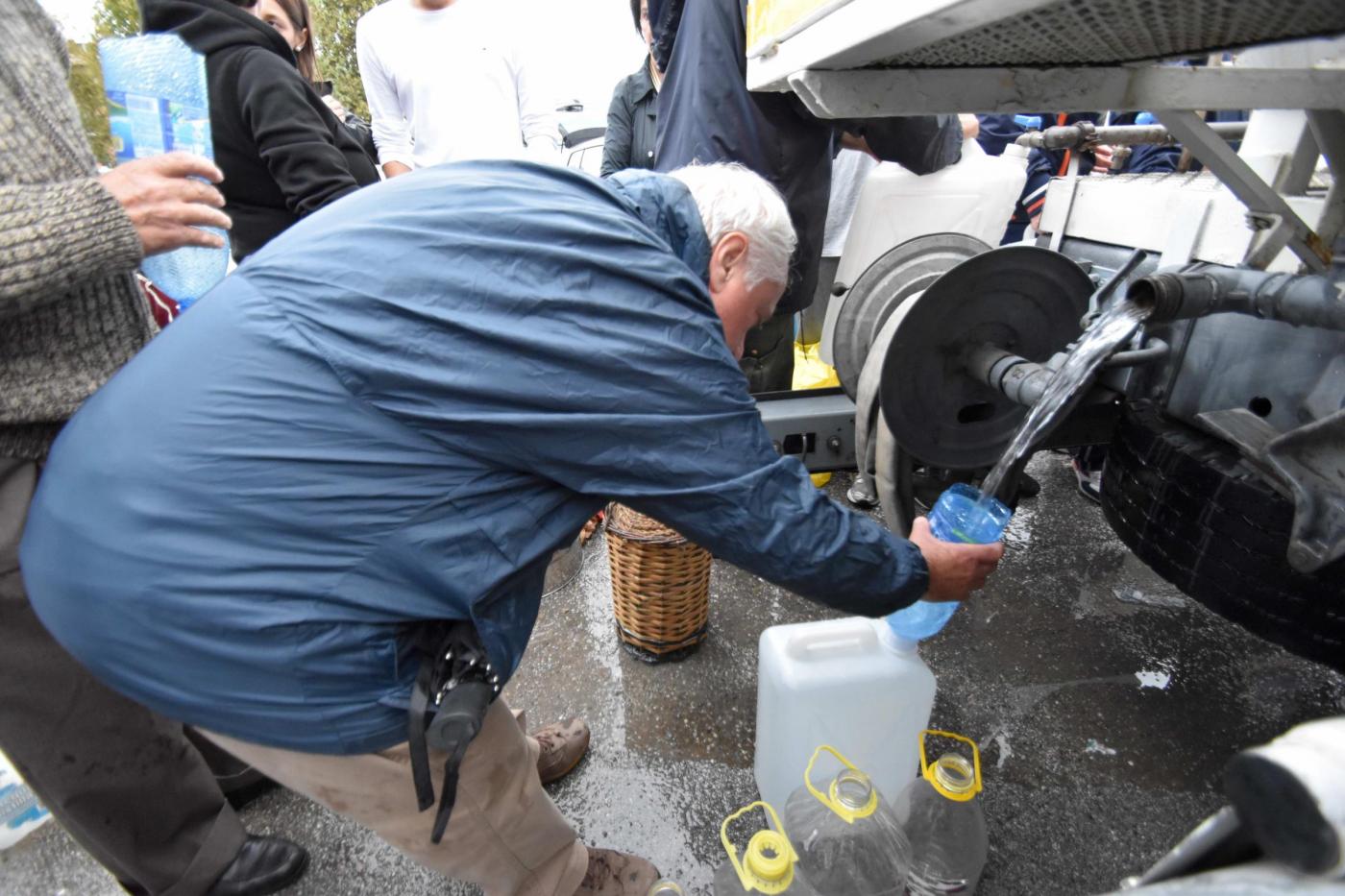 Foto Andrea Di Grazia/Lapresse 
29-10-2015
Messina
cronaca

La città di Messina senz'acqua, gli abitanti fanno rifornimento con le autobotti

Photo Andrea Di Grazia/Lapresse
29-10-2015
Messina (IT)
news

The city of Messina without water, residents are filling with water tankers