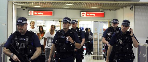 Controlli di sicurezza nell'aeroporto di Heathrow in un'immagine d'archivio. L'aeroporto londinese di Luton è stato evacuato in seguito ad un allarme sicurezza scattato per la presenza di un pacco sospetto.   ANSA /FACUNDO ARRIZABALAGA