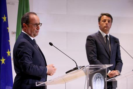 French President Francois Hollande (L) and Italian Prime Minister Matteo Renzi (R) during their press conference at the Universal Exhibition 2015 (Expo Milano 2015 or World Exposition 2015) in Milan on 21 June, 2015. ANSA/MOURAD BALTI TOUATI
