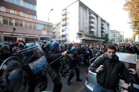 Scontri tra manifestanti e Forze dell'Ordine durante la manifestazione per la Scuola contro il Governo Renzi. Milano, 13 novembre 2015.  ANSA/MOURAD BALTI TOUATI