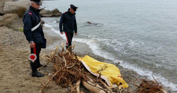 trovato_cadavere_sulla_spiaggia_di_paradiso