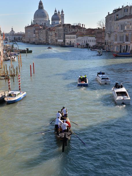 Il gondolone da parada listato a lutto e vogato dai gondolieri, trasporta lungo il Canal Grande la salma di Valeria Solesin, la giovane veneziana uccisa nell'attentato al Bataclan di Parigi, verso piazza San Marco, per la cerimonia funebre  a Venezia 24 novembre 2015. ANSA/ANDREA MEROLA