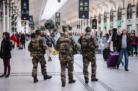 epa05083842 French soldiers patrol at the Saint Lazare railway station in Paris, France, 30 December 2015. Capital cities across Europe are ramping up security ahead of New Year's Eve celebrations, amid concerns of possible terrorist incidents following last month's deadly attacks in Paris. In France, which has been in a state of emergency after 130 people were killed in the November 13 attacks, 60,000 police officers will be on duty during the night of December 31 to January 1.  EPA/CHRISTOPHE PETIT TESSON
