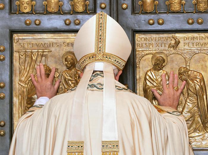 Pope Francis opens the Holy Door of Saint Peter's Basilica, formally starting the Jubilee of Mercy, at the Vatican City, 08 December 2015.
ANSA/MAURIZIO BRAMBATTI