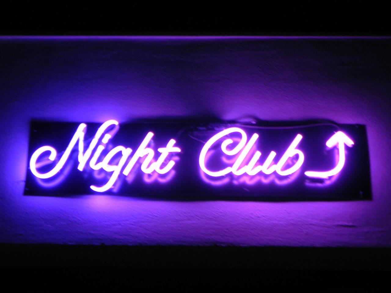 nightclub-in-neon-108681294533967qk7