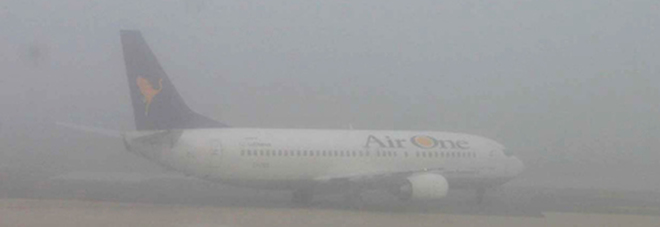 Nebbia oggi all'aeroporto di Fiumicino.