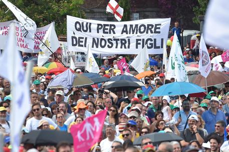 UNIONI CIVILI: SI MOBILITANO LE PIAZZE, PRO E CONTRO
