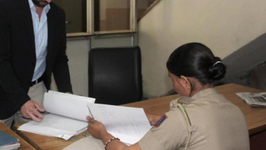 Il marò Salvatore Girone firma al commissariato di polizia di Chanakyapuri, nei pressi dell'ambasciata d'Italia a New Delhi dove risiede da oltre tre anni, 30 marzo 2016. ANSA/ MARIA GRAZIA COGGIOLA