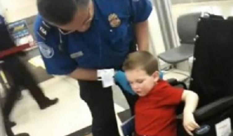 bimbo solo aeroporto parigi