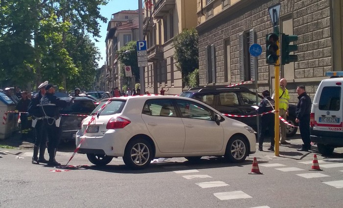 firenze auto uccide pedone
