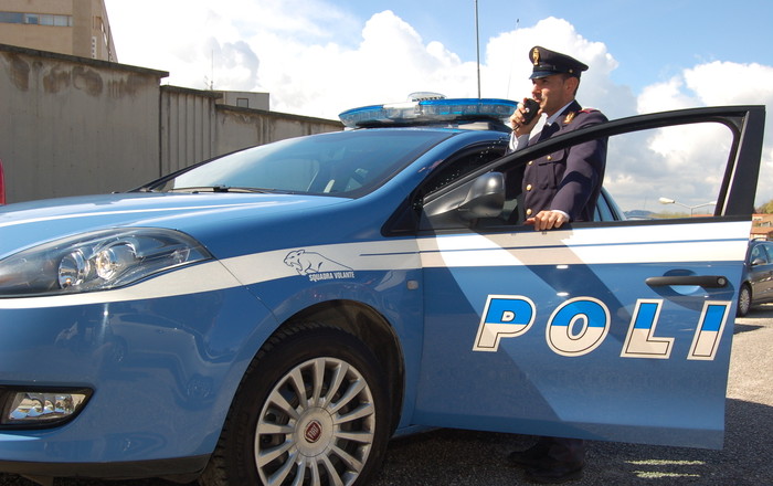 Polizia: l'auto della volante