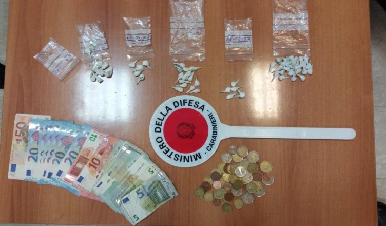 Compagnia di Frosinone, foto stupefacente e denaro