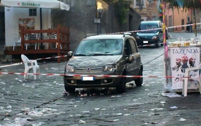 Auto su folla, 31 feriti nel sassarese