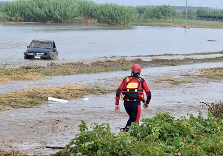 Vigili del fuoco accanto alla macchina dell'uomo morto annegato a causa del maltempo nelle campagne di San Severo (Foggia), 09 settembre 2016.
ANSA/FRANCO CAUTILLO