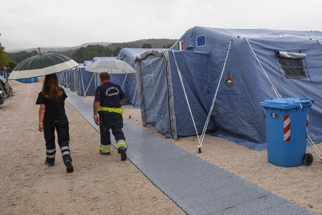 Sfollati e addetti della Protezione civile si preparano ad affrontare l'ondata di maltempo annunciata per oggi da un avviso di condizioni meteo avverse, 5 settembre 2016.      ANSA/ALESSANDRO DI MEO