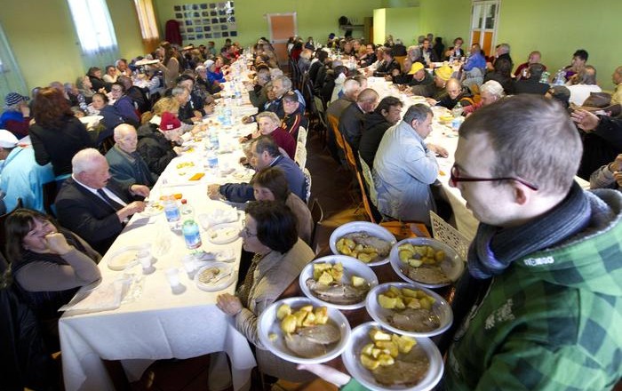 PASQUA: ROMA; A PRANZO SANT'EGIDIO ANCHE VITTIME CRISI