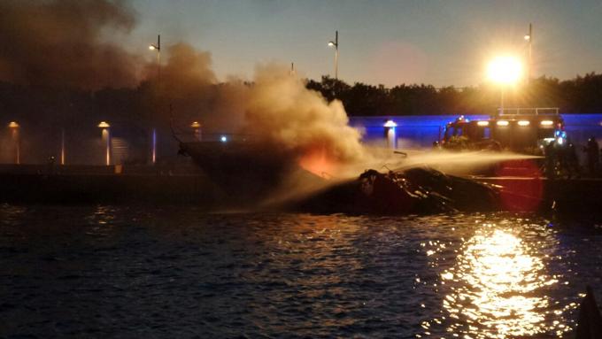 yacht-fiamme