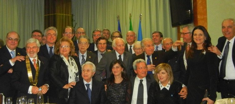 foto-di-gruppo-del-rotary-club-frosinone-con-il-governatore