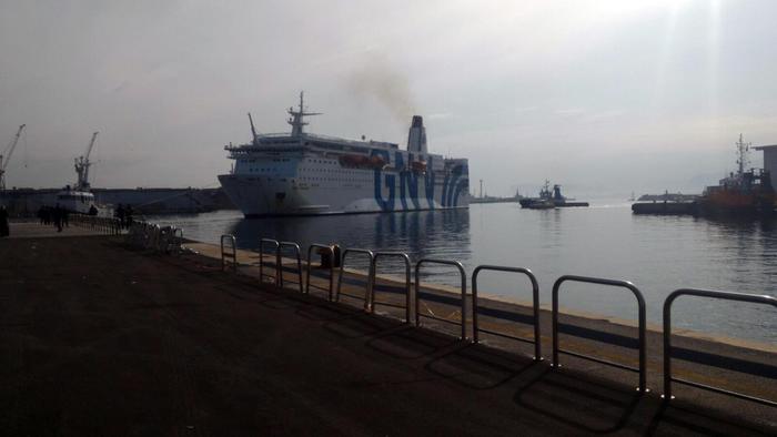 Incendi: in fiamme traghetto nel porto Palermo