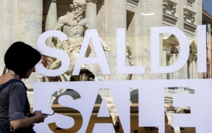 AL VIA SALDI. SPESA FAMIGLIE 230 EURO,MA C'È INCERTEZZA