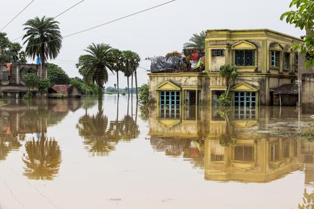 epa06117662 A general view of flooded houses at Amta village, 65km west of Calcutta, Eastern India, 30 July 2017. Nearly three hundred thousand people affected by the floods across six districts. According to news reports, 12 people have died in floods this season.  EPA/PIYAL ADHIKARY