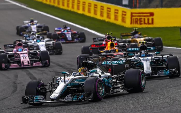 epa06166068 British Formula One driver Lewis Hamilton (C) of Mercedes AMG GP leads the pack of cars during the start of the 2017 Formula One Grand Prix of Belgium at the Spa-Francorchamps race track near Francorchamps, Belgium, 27 August 2017.  EPA/VALDRIN XHEMAJ