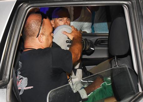 Il terzo componente del branco, un minorenne di origini congolesi, all'arrivo presso la Questura di Rimini, 02 settembre 2017. Sono giovanissimi i componenti della banda ricercata da una settimana per la duplice violenza sessuale a Miramare di Rimini. Tre su quattro sono in mano alle forze dell'ordine: due si sono costituiti, un terzo è stato fermato dallo Sco. Tutti e tre sono minori. L'unico maggiorenne del gruppo è il leader, un nigeriano di 20 anni: risulta irreperibile.
ANSA/MANUEL MIGLIORINI