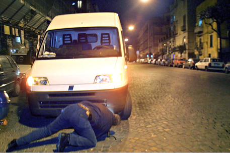 CRO FURGONE SOSPETTO SUL CORSO AMEDEO DI SAVOIA,NELLA FOTO IL CONTROLLO DELLA DIGOS.PH.SERGIO SIANO