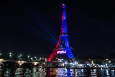 epa06127462 The Eiffel Tower is illuminated in Red and blue (the colors of the Paris Saint Germain soccer team) to celebrate the arrival of the Brazilian striker Neymar Jr on the day of his official presentation to the public during the French Ligue 1 soccer match between Paris Saint-Germain (PSG) and Amiens SC in Paris, France, 05  August 2017 (issued 06 August 2017).  EPA/CHRISTOPHE PETIT TESSON