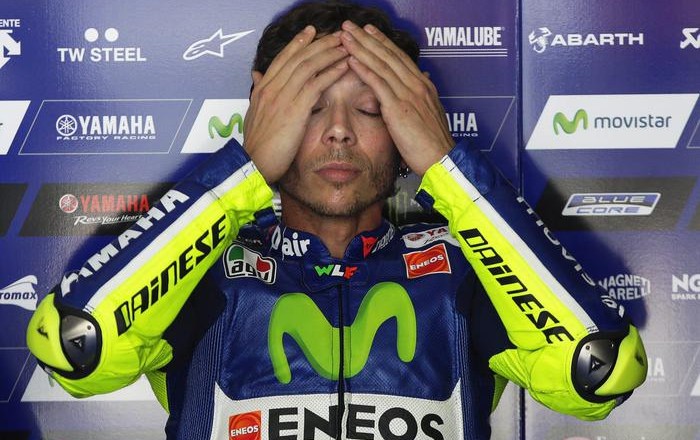 ++ Moto: Rossi-choc, incidente e sospetta frattura gamba ++
