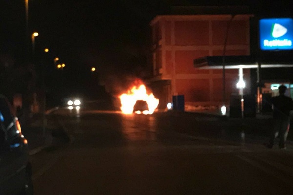 auto-fiamme-isola