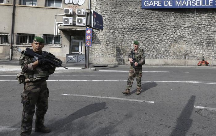 Francia: accoltella passanti a Marsiglia, ucciso