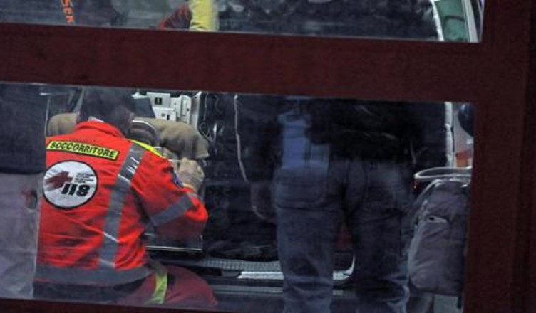 TRAVOLTI SUL MARCIAPIEDE AD AOSTA, GRAVI DUE NEONATI