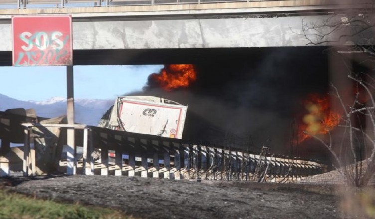 ++ Si incendia cisterna su A21, sei morti ++