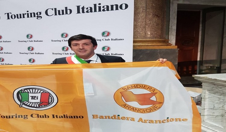 andrea-chietini-con-la-bandiera-del-tci