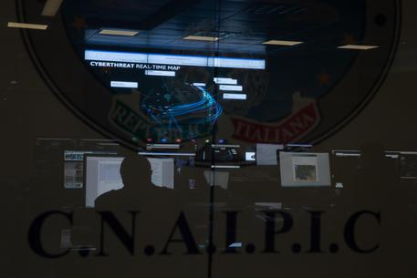 Roma, Polizia postale nella sala operativa del Cnaipic. L'immagine fa parte della mostra fotografica "La polizia che ti aspetti", presentata a Roma il 10 ottobre 2016. ANSA / Massimo Sestini - Us Polizia di Stato
+++ANSA PROVIDES ACCESS TO THIS HANDOUT PHOTO TO BE USED SOLELY TO ILLUSTRATE NEWS REPORTING OR COMMENTARY ON THE FACTS OR EVENTS DEPICTED IN THIS IMAGE; NO ARCHIVING; NO LICENSING+++