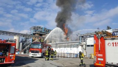 Un'esplosione che ha originato un incendio all'interno della Ecosfera di Bulgarograsso (Como), azienda che tratta rifiuti speciali. Sei le persone soccorse dal 118, nessuna di loro sarebbe in gravi condizioni, 7 febbraio 2018. ANSA/UFFICIO STAMPA VIGILI DEL FUOCO ++ NO SALES, EDITORIAL USE ONLY ++