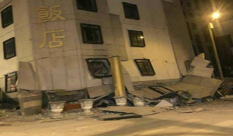 Potente terremoto 6.4 a Taiwan, crollato un hotel
