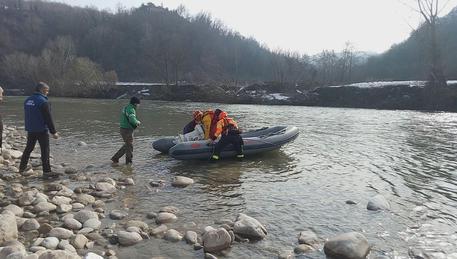 Vigili del fuoco con un gommone lungo il fiume Tanaro durante le ricerche di Alain Chierotti, 30enne di Magliano Alpi scomparso da giovedì sera. La sua auto è stata ritrovata ieri sera dai carabinieri a Clavesana, in uno spiazzo tra gli impianti sportivi e l'ex cotonificio nei pressi del
Tanaro.Cuneo, 11 febbraio 2017. ANSA/ RAFFAELE SASSO