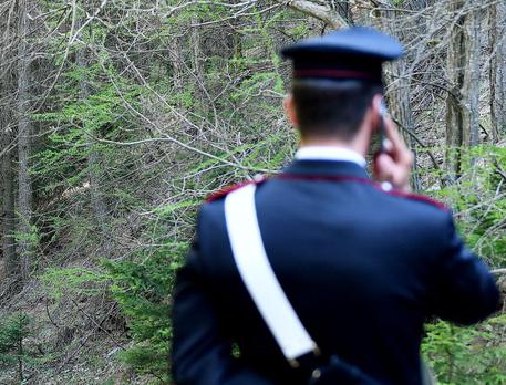 I carabinieri eseguono i rilievi nei boschi di Oulx Borgata Madonna del Coteliver luogo del ritrovamento del cadavere di Silvia Pavia scomparsa ad Aprile , Torino, 16 Maggio 2017 ANSA/ALESSANDRO DI MARCO